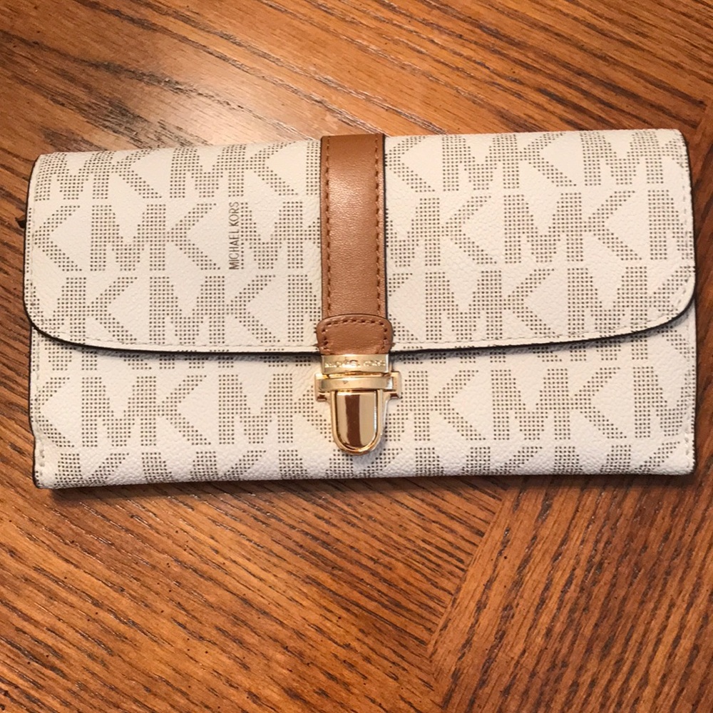 Michael Kors Vanilla Wallet